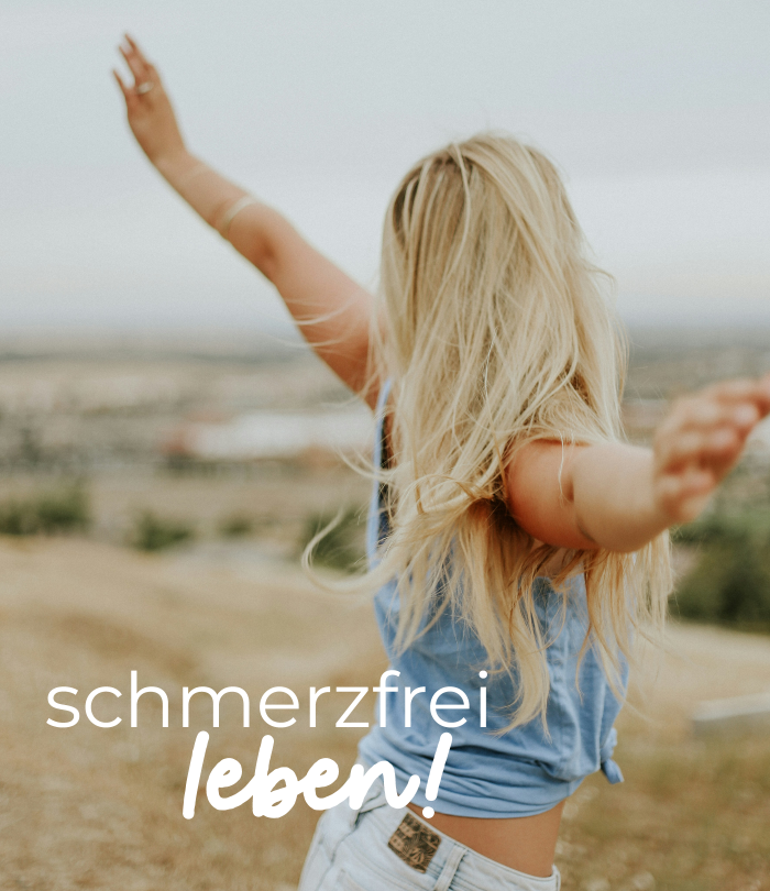 Eine schlanke, blonde, langhaarige Frau breitet befreit die Arme aus. Sie ist von hinten zu sehen, sie ist draußen auf einem Feld. Auf dem Bild steht "Schmerzfrei leben!".