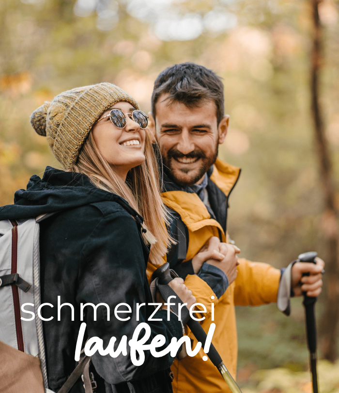 Eine lächelnde junge Frau mit Sonnenbrille, Pudelmütze und dunkler Wandermontur sowie ein dunkelhaariger lächelnder Mann mit gelber Outdoor-Jacke. Beide halten Wanderstöcke, der Hintergrund ist verschwommen. Auf dem Bild steht "schmerzfrei laufen!".
